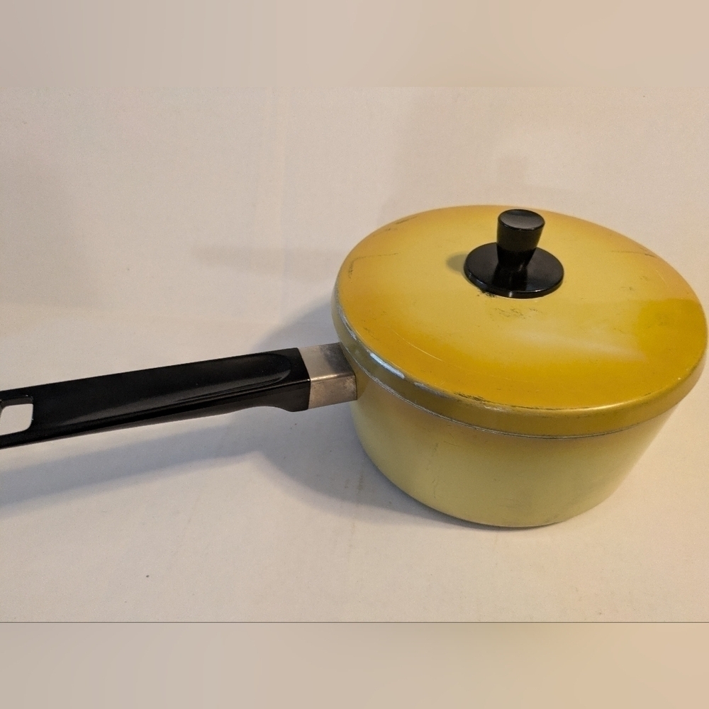 Vintage Kitchen Delight 2 quart Pot Sauce Pan With Lid & Handle, yellow/gold